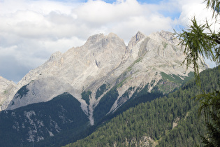 Zoom auf v. l. n. r.: Schartenkopf, Wamperter Schrofen und Marienbergspitzen