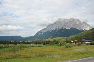 … und Blick auf das Wettersteinmassiv mit der Zugspitze in Wolken