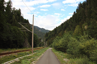 Straße, Bahntrasse und Radweg in einer Engstelle im Loisachtal