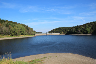 Blick über den Zillierbachstausee zur Staumauer