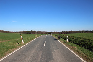 namenloser Pass zwischen Lichtenhagen und Ischenrode, Passhöhe, Blick nach Osten …