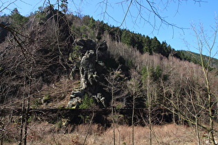 Adlerklippe im Okertal, darunter eine undichte Wasserleitung