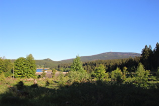 Blick von Luisenbank auf Eckerstausee, dahinter v. l. n. r.: Fohlenkopf und Brocken