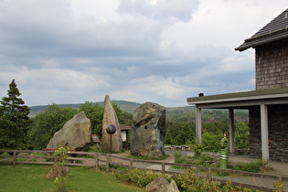 letzter Sattelpunkt der Tour, Torfhaus, Blick über das Nationalpark-Denkmal zum Brocken