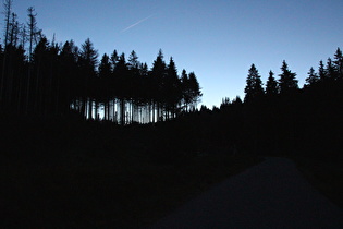 länger belichtet, das Restlicht lässt die Brockenstraße erkennbar werden