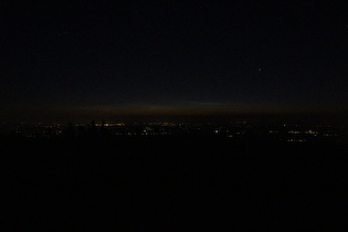 Brocken, knapp unterhalb des Gipfels, Mitternachtsdämmerung am Nordhorizont, ¼ h nach Mitternacht (01: