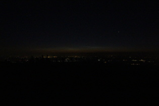 Brocken, knapp unterhalb des Gipfels, Mitternachtsdämmerung am Nordhorizont, ¼ h nach Mitternacht (01: