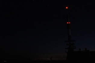 Blick vom Gipfel nach Nordwesten auf den Sendemast