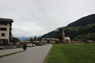 am Südrand von Bergün, Blick über Bergün, am Horizont die Plessur-Alpen