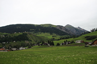 Blick auf Latsch, dahinter v. l. n. r.: Cuolm da Latsch und Piz Prosonch