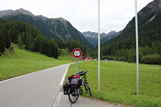 Blick auf die Nordwestrampe des Albulapasses, die Albulabahn und dahinter den Piz Muot, mittig am Horizont die Albula-Alpen