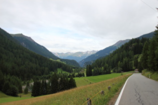 oberhalb eines kleinen Sees, Blick über die Talstufe bei Bergün auf die Plessur-Alpen am Horizont