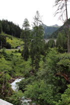 Blick von oben über die Albula auf das Viadukt