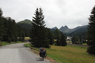 Preda, Anlagen der Albulatunnelbaustelle, im Hintergrund eine Bergkette zwischen Albulatal und Val Bever