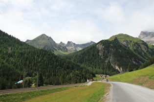 Blick auf Naz am Unterende des Val Mulix, imHintergrund das Val Tschitta