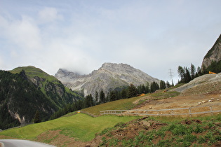 Abraumhalde der Albulatunnelbaustelle, dahinter v. l. n. r.: Piz Ela in Wolken und Piz Rugnux