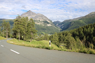 weiter unten, Blick auf La Punt-Chamues-ch, den Piz Mezzaun und ins Val Chamuera