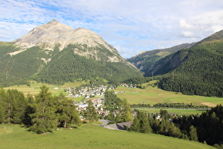 noch weiter unten, Blick auf La Punt-Chamues-ch, den Inn, den Piz Mezzaun und ins Val Chamuera