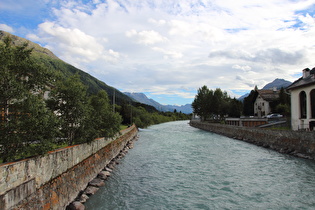 der Inn in La Punt-Chamues-ch, Blick flussaufwärts zur Mündung der Ova Chamuera …