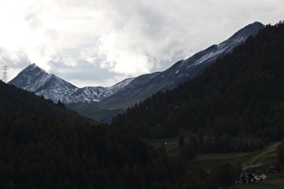 Zoom auf die Albula-Alpen mit Schneeresten vom Vortag