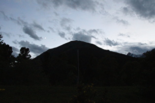 Blick über den Damm an der Ova Chamuera nach Westen