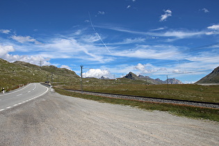 Blick zur Nordstaumauer des Lago Bianco