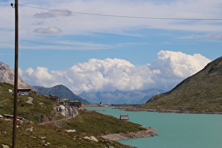 Zoom auf den Bahnhof auf der Passhöhe, am Horizont die Alpi Orobie