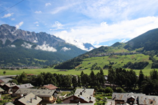 Blick ins Valfurva, auf Piatta am Hang und die Cresta di Réit