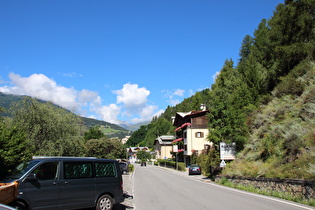 Nordrampe des Passo di Gavia am Südrand von Bormio, Blick bergab auf Bormio …