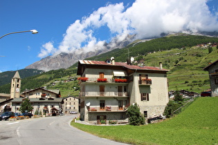 Blick bergab auf Sant'Antonio Valfurva, dahinter die Westflanke der Gruppo Ortles-Cevedale