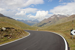 Blick talabwärts auf v. l. n. r.: Órtles, Monte Zebrù und Gran Zebrù am Horizont sowie die Punta San Matteo