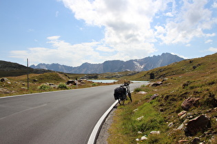 auf gut 2600 m s.l.m., Blick über den Lago Bianco, dahinter Berge der Gruppo Sobretta-Gavia