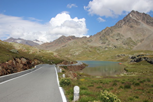 ein Stück weiter, Blick über den Lago Bianco talabwärts – Hinter jeder Kurve sieht die Landschaft anders aus.