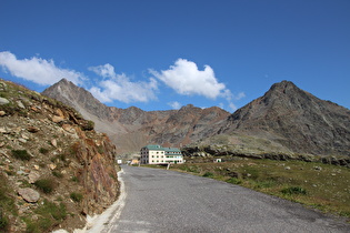 Blick über die Südrampe auf Passhöhe, Corno dei Tre Signori und Monte Gaviola