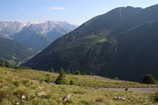 Blick über die unteren Kehren der Südrampe Richtung Pezzo