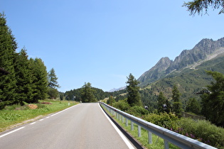 oberhalb der Talstufe im Valcamonica, Blick bergauf …