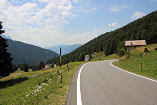 … und Blick bergab über die Talstufe