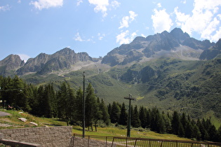 Blick auf v. l. n. r.: Monticello di Mezzo, Passo del Diavolo, Monticello Superiore, Stazione Funivia und Punta di Castellaccio