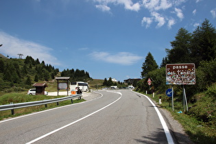 Schild an der Westrampe unterhalb der Passhöhe – und schon wieder diese doofen Aufkleber auf dem Schild …