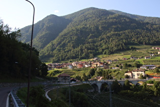 bei Malè, Blick auf Magras, darüber die Cima Vese