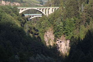 Zoom auf die Eisenbahnbrücke und die Straßenbrücke dahinter