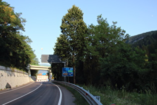 Blick bergab auf das untere Ende der Ostrampe in Ponte di Mostizzolo