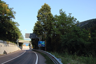 Blick bergab auf das untere Ende der Ostrampe in Ponte di Mostizzolo