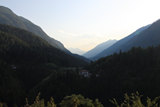 Anhöhe zwischen Torrente Barnes und Torrente Pescara, Blick auf Ponte di Mostizzolo und ins Val di Sole