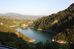 Blick nach Südosten über den Lago di Santa Gustiana ins Val di Non