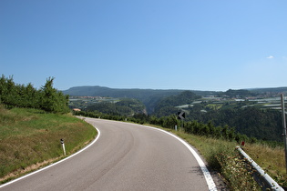 Blick auf Revò und die Schlucht des Torrente Novella