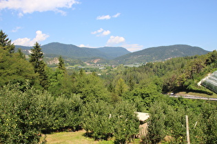 zwischen Brez und Fondo, Blick nach Südwesten auf eine Landschaft wie im Mittelgebirge