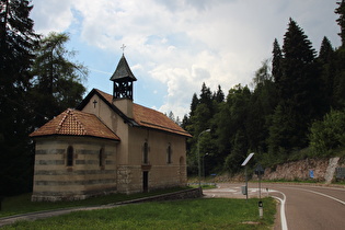 … und Blick bergab auf eine stillgelegte(?) Kirche am Abzweig nach Ruffrè