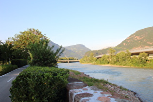 Ufer der Eisack in Bozen, Blick flussaufwärts …