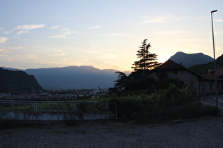 Ende der Etappe in Rentsch, Blick über Bozen zum Mendelkamm